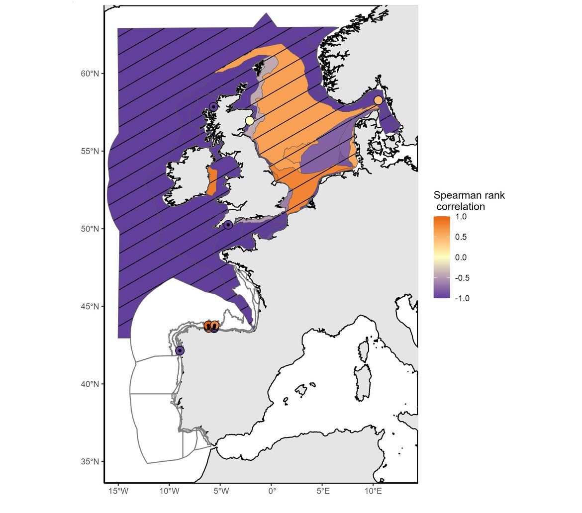 Figure 1 : Tendance des anomalies de la biomasse phytoplanctonique entre la période d'évaluation (2015-2019) et la période de comparaison (données des stations : 1992-2014 ; données des non-stations : 1997-2014). Les zones hachurées sont caractérisées par des changements significatifs (p≤0,05) de la biomasse de phytoplancton entre la période de comparaison et la période d'évaluation. Les zones blanches indiquent l'absence de données ou des données insuffisantes pour évaluer la zone.